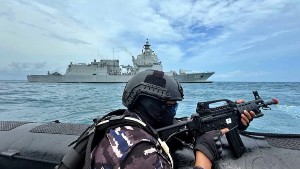 KRI Brawijaya-320 Bersama Armada TNI AL Unjuk Kekuatan dalam Latihan Anti Akses-Anti Amfibi