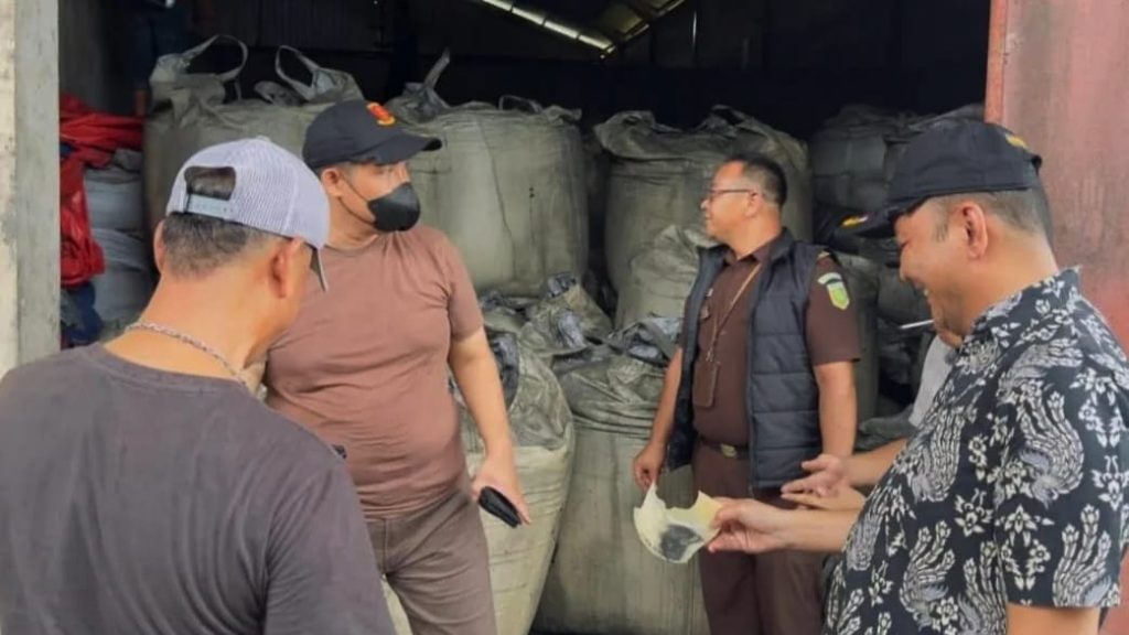 Kejati Babel Sita Ratusan Ton Timah Diduga Ilegal, Gudang PT Ranawali Rimba Perkara Digeledah