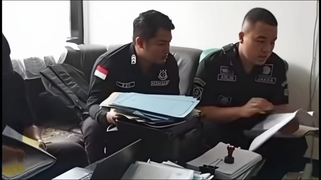 Dok.Kejari Sumedang Geledah Kantor Kesbangpol, Sejumlah Dokumen Diamankan.