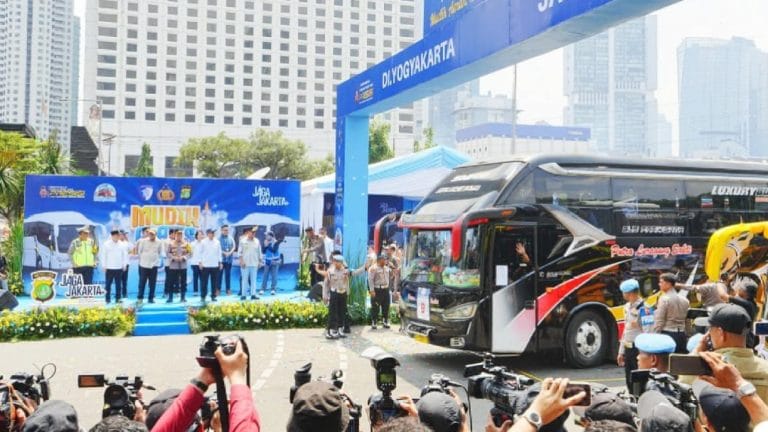 Kapolri Lepas 80 Bus Mudik Gratis, 4.009 Warga Diberangkatkan ke Jateng dan DIY