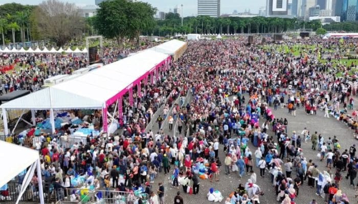 Bazar Rakyat di Monas Diserbu Warga, 100 Ribu Kupon Belanja dan Ratusan Ribu Makanan Gratis Dibagikan