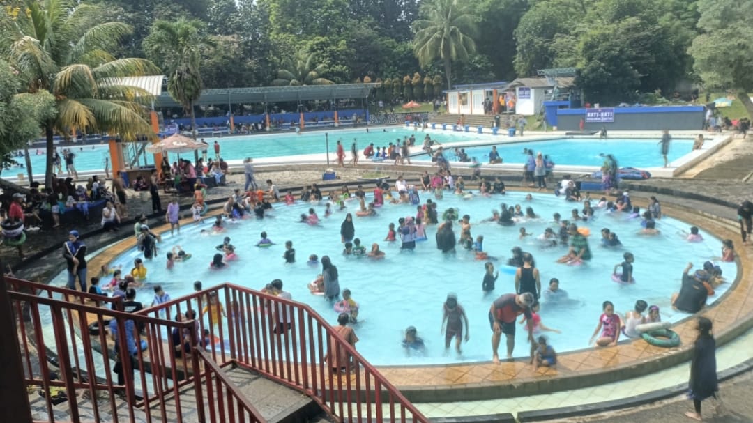 Harga Rp15 Ribu, Kolam Renang di Bogor Diserbu Pengunjung di Akhir Libur Lebaran