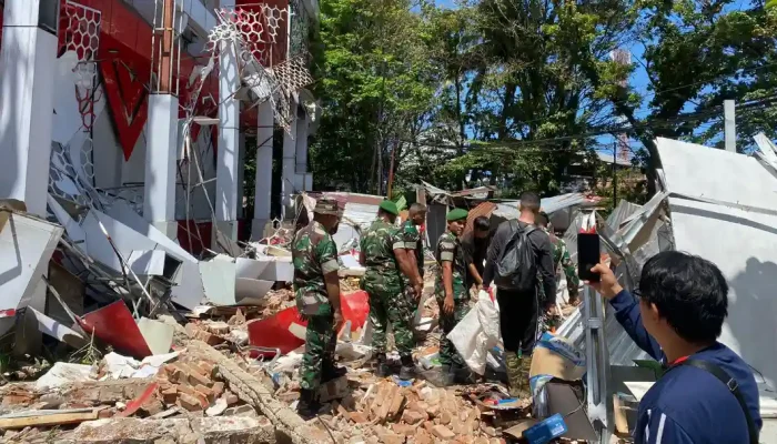 TNI Gerak Cepat Bantu Penanganan Dampak Gempa M7,6 di Sulawesi Utara