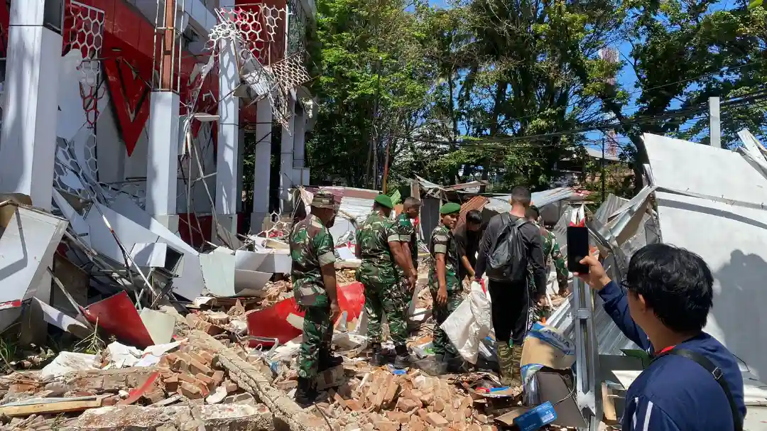TNI Gerak Cepat Bantu Penanganan Dampak Gempa M7,6 di Sulawesi Utara