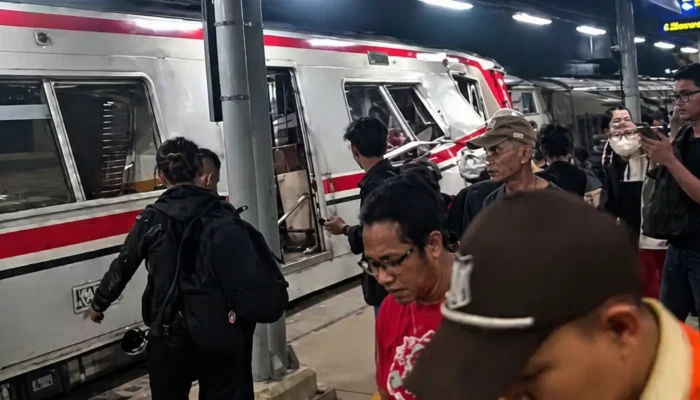 KA Argo Bromo Anggrek dan KRL Bertabrakan di Bekasi Timur