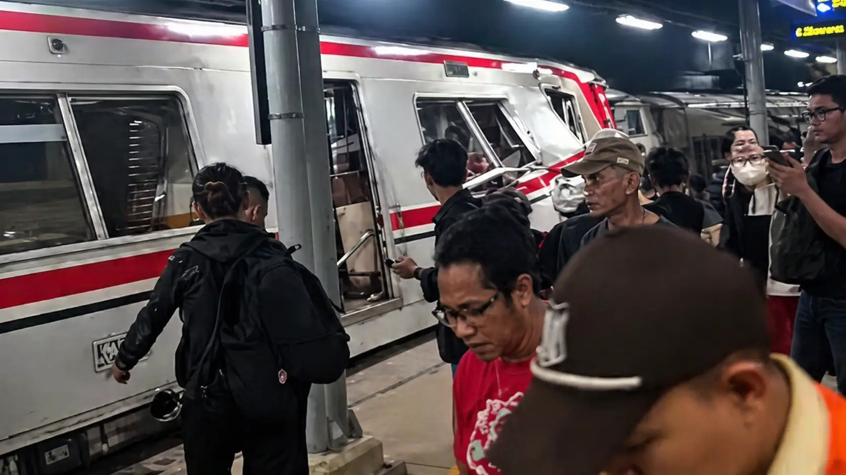 KA Argo Bromo Anggrek dan KRL Bertabrakan di Bekasi Timur