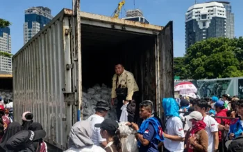 May Day 2026 di Monas, Presiden Prabowo Bagikan Ribuan Paket Sembako untuk Buruh