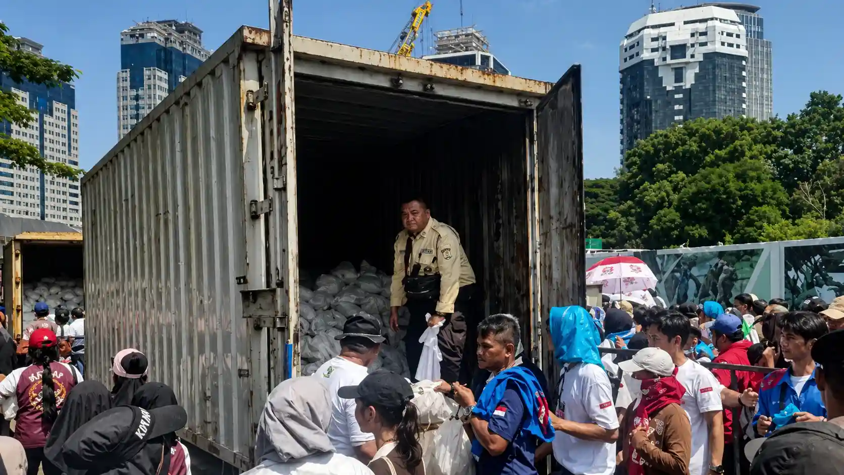 May Day 2026 di Monas, Presiden Prabowo Bagikan Ribuan Paket Sembako untuk Buruh