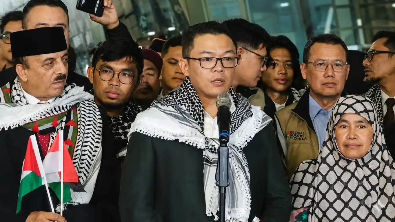 Sempat Ditahan Israel, 9 Aktivis Kemanusiaan Indonesia Tiba di Tanah Air Disambut Menlu Sugiono