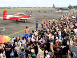 Jupiter Aerobatic Team Disambut Meriah, Ribuan Warga Padati Open Base Lanud Sjamsudin Noor
