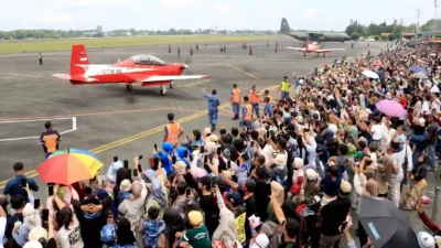 Jupiter Aerobatic Team Disambut Meriah, Ribuan Warga Padati Open Base Lanud Sjamsudin Noor