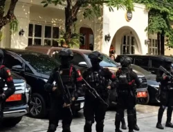 Kortastipidkor Polri Geledah Restoran dan Money Changer di Cipete, Belasan Brimob Amankan Lokasi