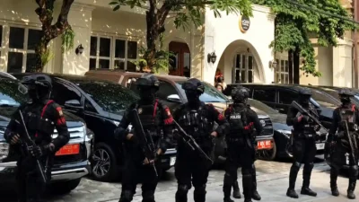 Kortastipidkor Polri Geledah Restoran dan Money Changer di Cipete, Belasan Brimob Amankan Lokasi
