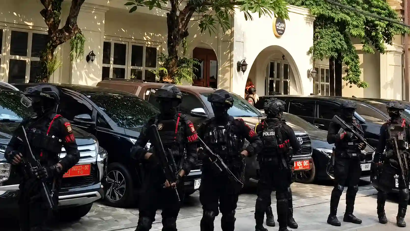 Kortastipidkor Polri Geledah Restoran dan Money Changer di Cipete, Belasan Brimob Amankan Lokasi
