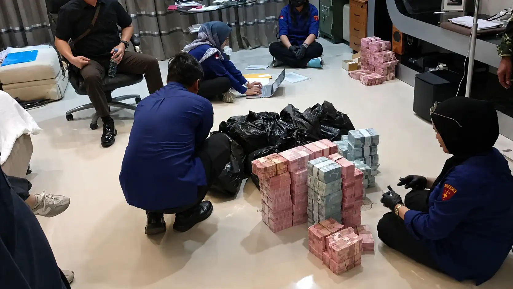 Penggeledahan Kasus Tambang Emas PT HWR, Kejati Sulut Sita Uang Tunai Rp18,86 Miliar