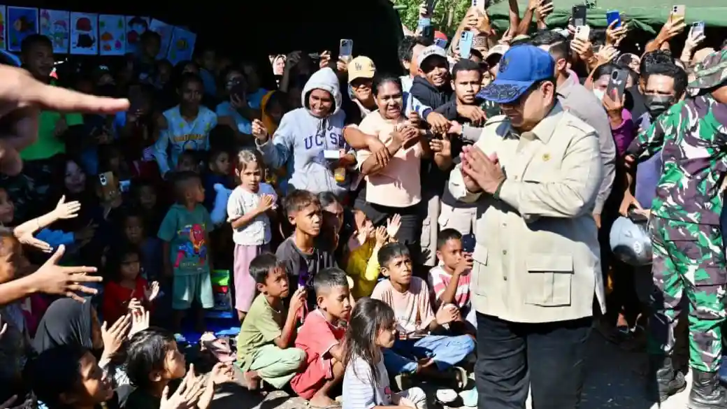 Kunjungi Pengungsian Nagekeo, Prabowo Pastikan Pemerintah Terus Membantu