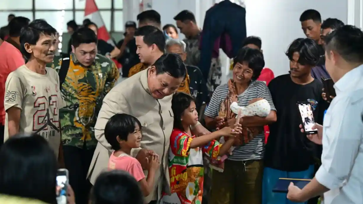 Malam-Malam, Presiden Prabowo Sambangi Hunian Relokasi Warga Eks Bantaran Rel
