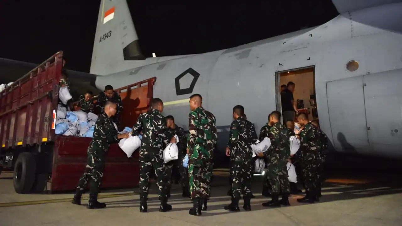 TNI Kerahkan Dua Pesawat Hercules Kirim 27,09 Ton Bantuan Gempa ke NTT