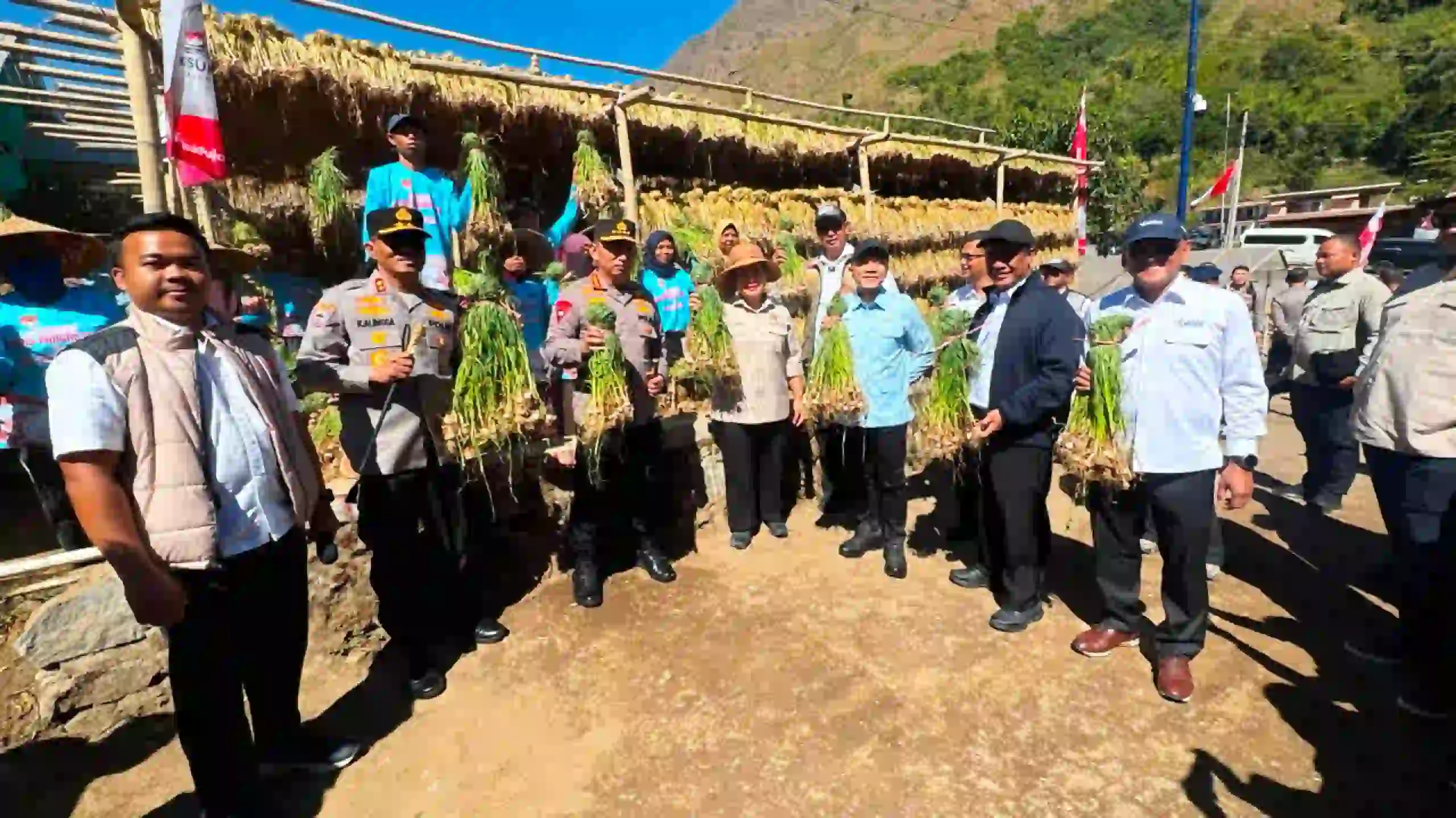Titiek Soeharto dan Kapolri Panen Raya Bawang Putih di Sembalun, Dorong Swasembada