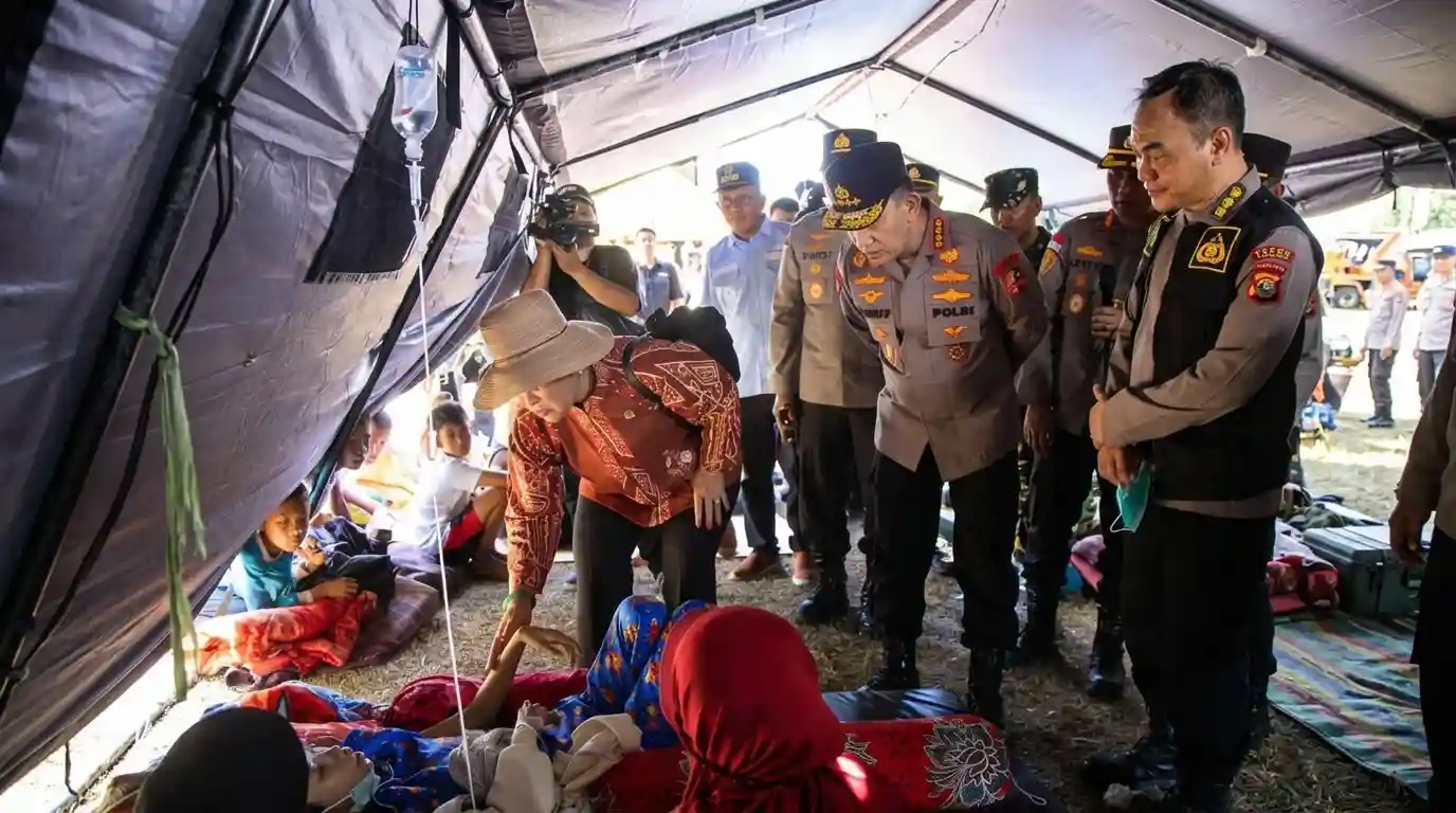 Titiek Soeharto dan Kapolri Pastikan Kebutuhan Pengungsi Gempa NTT Terpenuhi