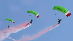 Victory Jump 17 Penerjun Kopassus Meriahkan HUT Ke-81 Kemerdekaan RI di Istana Jakarta