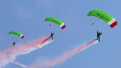 Victory Jump 17 Penerjun Kopassus Meriahkan HUT Ke-81 Kemerdekaan RI di Istana Jakarta