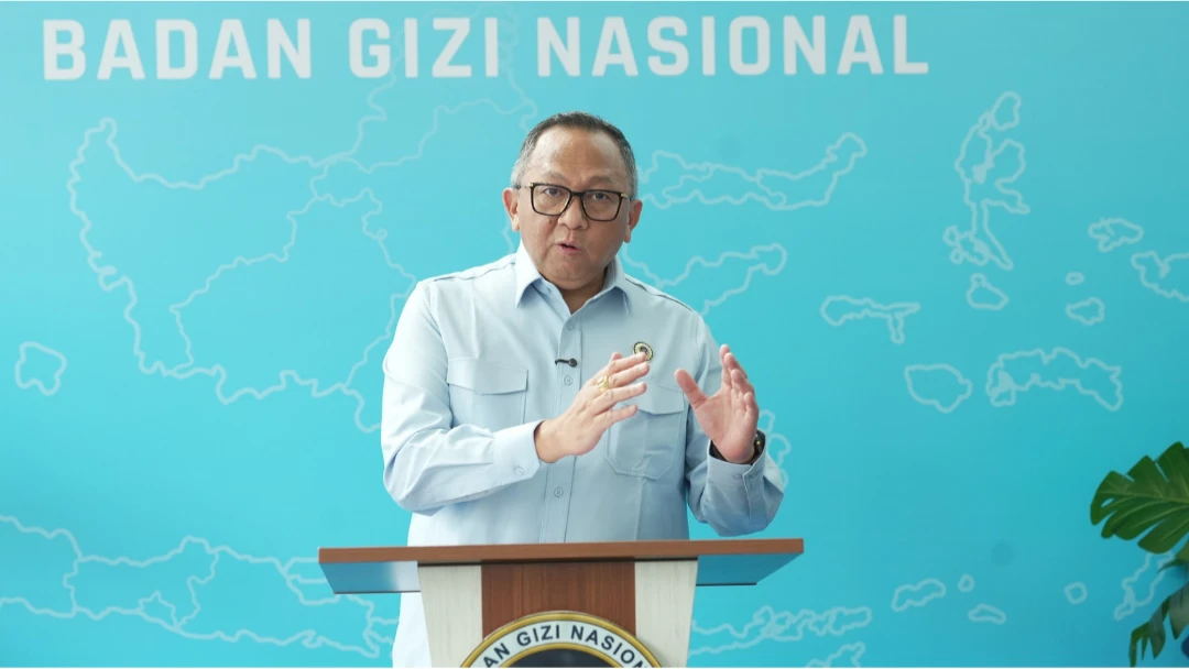 BGN Hentikan Permanen Operasional Empat SPPG MBG FaktaID.net — Badan Gizi Nasional (BGN) menghentikan secara permanen operasional empat Satuan Pelayanan Pemenuhan Gizi (SPPG) yang terlibat dalam Program Makan Bergizi Gratis (MBG). Keputusan tersebut diambil karena keempat SPPG dinilai melakukan pelanggaran disiplin operasional dan tidak memenuhi standar keamanan pangan. Pemberhentian itu ditetapkan melalui Surat Keputusan (SK) Kepala BGN berdasarkan rekomendasi Kedeputian Bidang Pemantauan dan Pengawasan (Tauwas). Deputi Tauwas BGN, Ketut Sumedana, mengatakan rekomendasi tersebut mempertimbangkan rekam kepatuhan, riwayat kejadian, serta kemampuan masing-masing SPPG dalam melakukan perbaikan mendasar terhadap sistem keamanan pangan. Hal itu disampaikan pada Rabu (23/9). Empat SPPG yang dihentikan permanen yakni SPPG Karo Berastagi Sempajaya di Kabupaten Karo, Sumatera Utara, yang dikelola Yayasan Manunggal Kartika Jaya dan melayani 2.997 penerima manfaat. Operasionalnya dihentikan melalui SK Kepala BGN Nomor 63515 Tahun 2026. Selanjutnya, SPPG Blora Tunjungan Sukorejo 2 di Kabupaten Blora, Jawa Tengah, yang dikelola Yayasan Tirto Mirah Asih dengan 2.614 penerima manfaat berdasarkan SK Kepala BGN Nomor 63516 Tahun 2026. Kemudian SPPG Bantul Jetis Patalan 2 di Kabupaten Bantul, Daerah Istimewa Yogyakarta, yang dikelola Yayasan Panji Satria Nusantara dan melayani 2.281 penerima manfaat melalui SK Kepala BGN Nomor 63517 Tahun 2026. Terakhir, SPPG Jayapura Depapre Waiya di Kabupaten Jayapura, Papua, yang dikelola Yayasan Kasih Iman Samuel Papua dengan 2.220 penerima manfaat. Pemberhentian ditetapkan melalui SK Kepala BGN Nomor 63519 Tahun 2026. Sebanyak 10.112 penerima manfaat dari empat SPPG tersebut akan dialihkan ke SPPG terdekat yang telah memiliki SLHS dan mempunyai kapasitas memadai. Dengan demikian, hak penerima manfaat untuk mendapatkan layanan MBG tetap terpenuhi. Ketut menegaskan, penghentian permanen menjadi langkah terakhir setelah upaya perbaikan yang diberikan tidak menunjukkan hasil sesuai ketentuan. “Pemberhentian operasional permanen merupakan langkah tegas terakhir yang kami ambil setelah SPPG bersangkutan tidak menunjukkan itikad perbaikan yang memadai dalam batas waktu yang ditetapkan, khususnya menyangkut riwayat kejadian fatal yang berdampak pada penerima manfaat. Kesehatan dan keselamatan anak-anak penerima manfaat adalah prioritas utama, dan kami tidak akan berkompromi terhadap standar keamanan pangan,” tegas Ketut. Pemberhentian permanen dapat diterapkan jika SPPG mengalami insiden keamanan pangan lebih dari satu kali, telah mendapat sanksi penghentian sementara lebih dari dua kali, tidak mampu membuktikan perbaikan fundamental sistem keamanan pangan, atau tidak memperoleh rekomendasi kelayakan dari instansi terkait. Ketut menyebut aspek keamanan menjadi faktor penting dalam menjaga keberlangsungan operasional sekaligus memulihkan kepercayaan masyarakat terhadap Program MBG. “Kami memastikan tidak ada penerima manfaat yang kehilangan haknya atas program MBG akibat pemberhentian operasional permanen ini. BGN akan memastikan proses pengalihan berjalan lancar, sekaligus terus memperkuat pengawasan lapangan agar kejadian serupa tidak terulang,” pungkas Ketut. (DR)