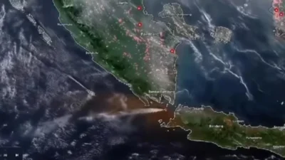 BMKG Intensifkan Pemantauan Erupsi Gunung Anak Krakatau, Abu Vulkanik Capai 50.000 Kaki