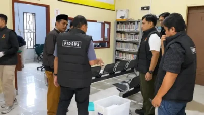 Kejari Lombok Timur Geledah Kantor Desa Kotaraja, Amankan 50 Dokumen dan Dua HP