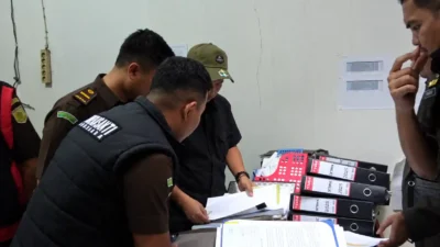 Kejari Ngada Geledah Kantor Dinas KUKM, Sita 36 Barang Bukti Kasus Pasar Lengkosambi