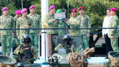 Menhan Sjafrie Serahkan 12 Kendaraan Tempur Amfibi AAV M-35 ke Korps Marinir